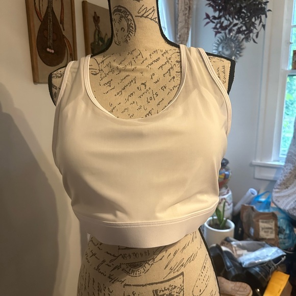 Fabletics High Impact Sports Bra. - Picture 3 of 5